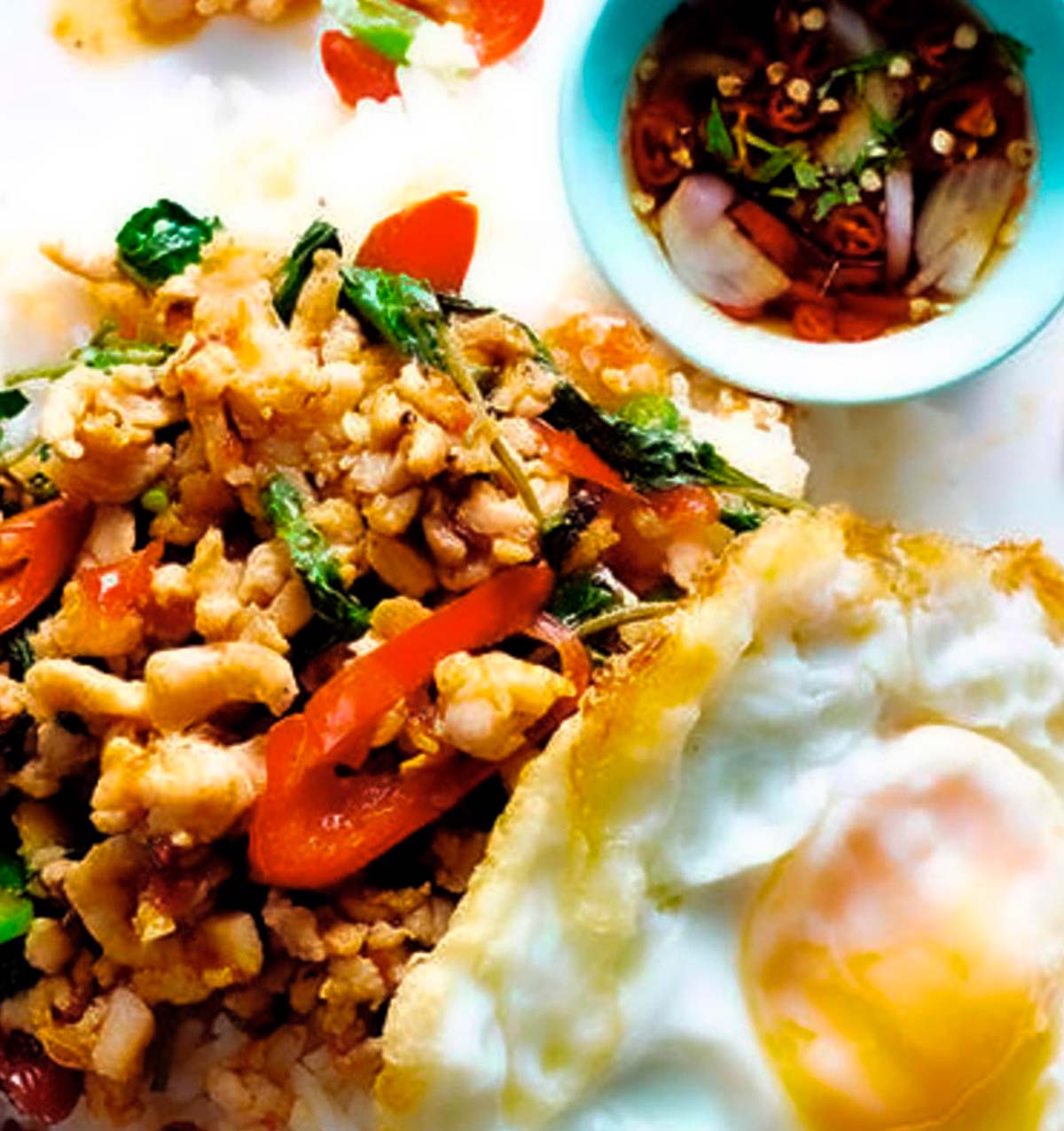Khao Kaprao Gai Kai Dao - Pollo Frito Con Albahaca Y Huevo Frito